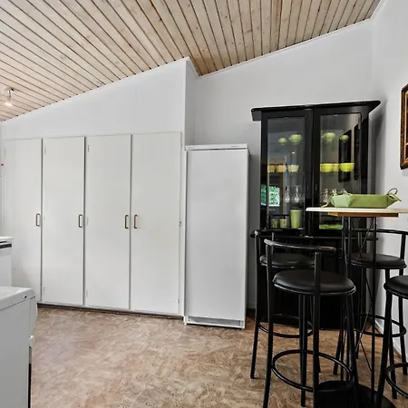 Hus 2 *